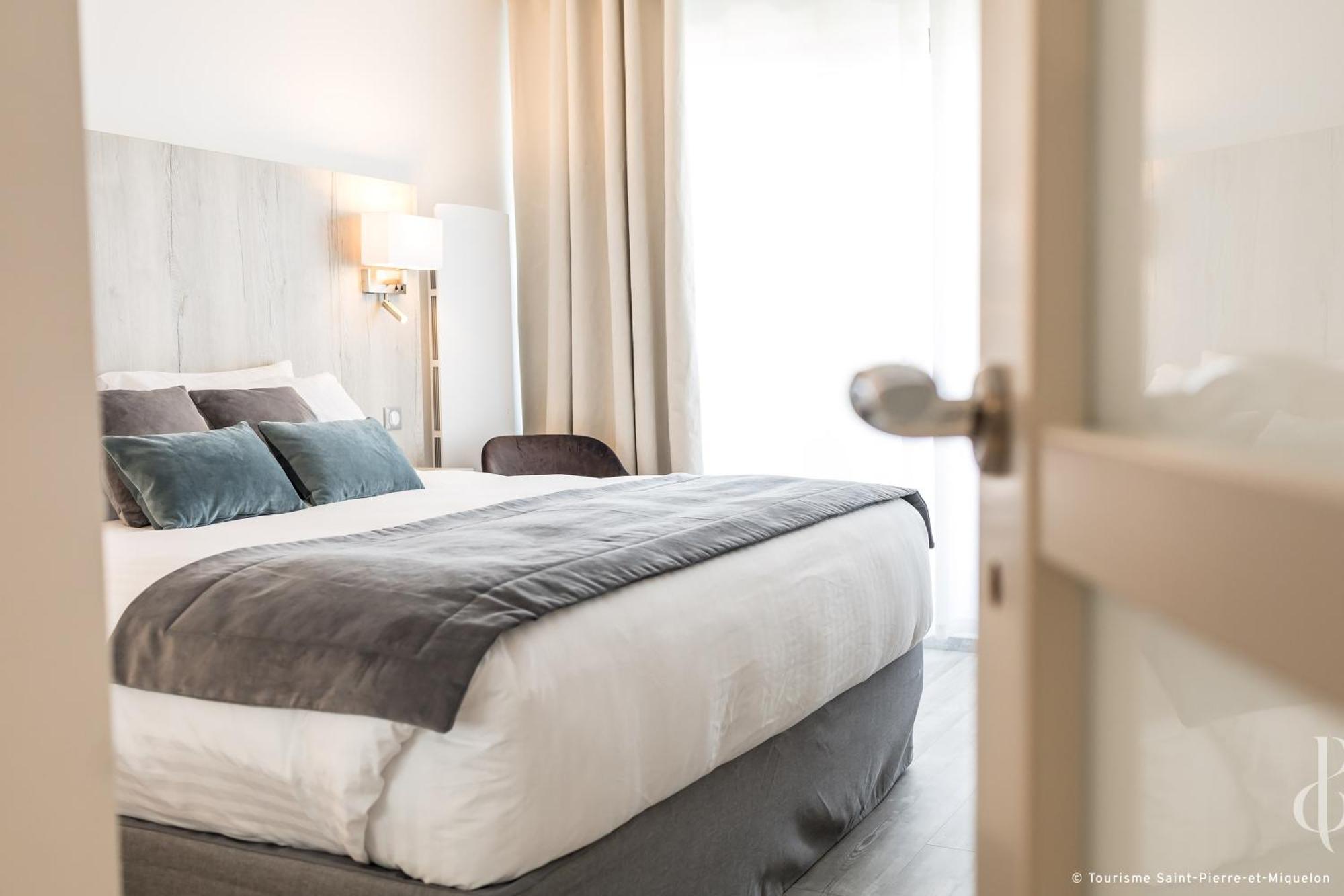 Hotel Les Terrasses Du Port Saint-Pierre Zewnętrze zdjęcie