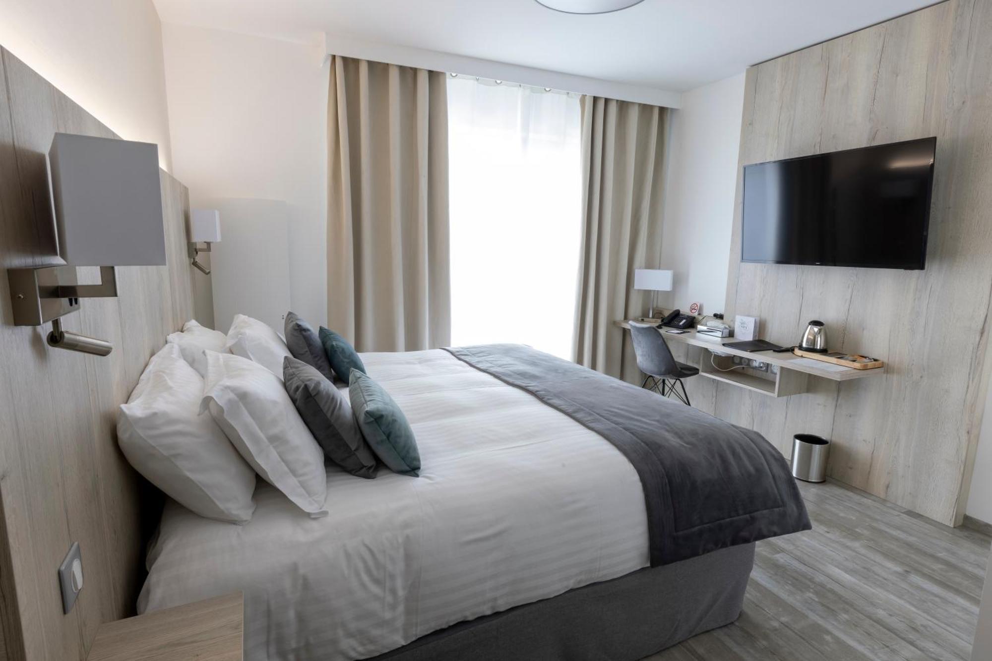Hotel Les Terrasses Du Port Saint-Pierre Zewnętrze zdjęcie